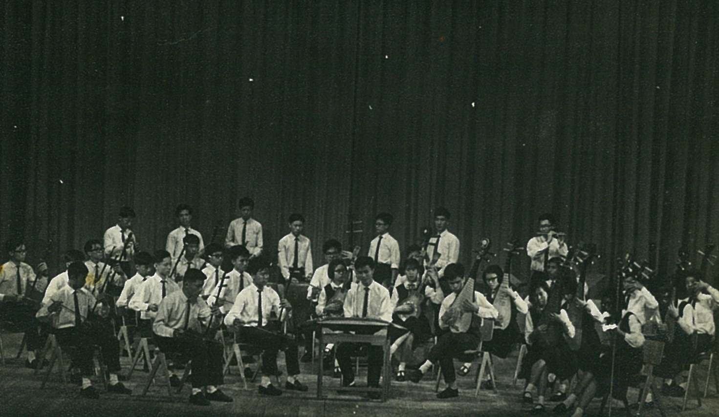 1965年演奏揚琴領導香島中學民楽團以一<<曲鋼花四射>>奪冠