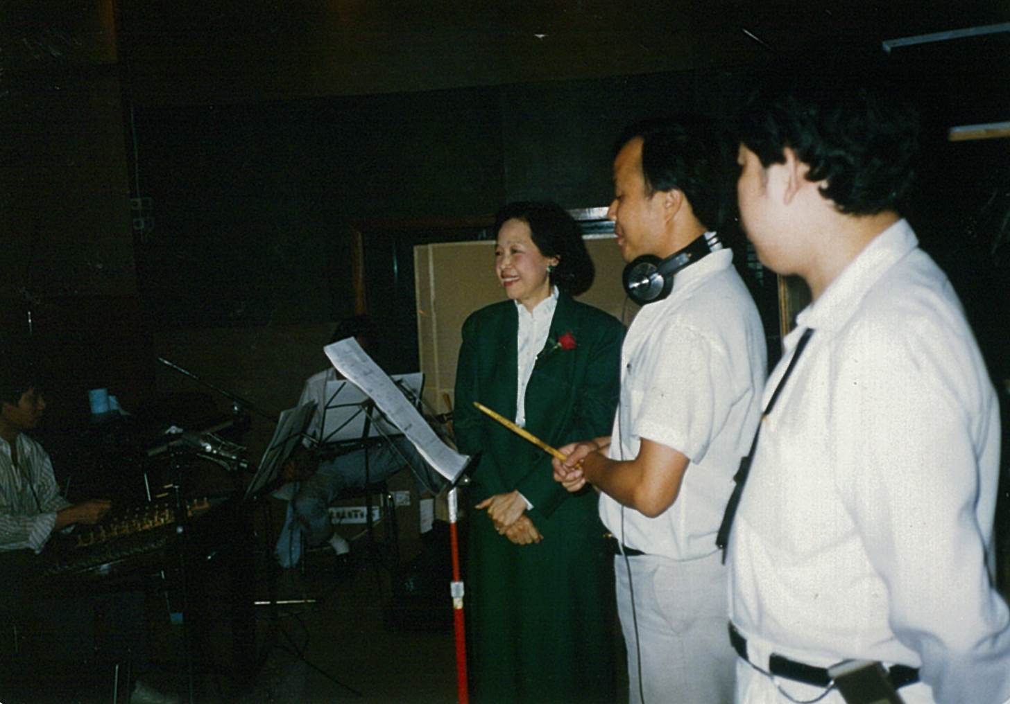 1984年與芳艷芬在錄音室中討論樂曲