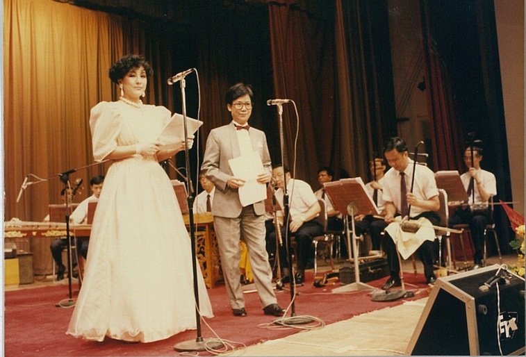 1988年伍秀芳與伍艷紅為新青演出於屯鬥大會堂