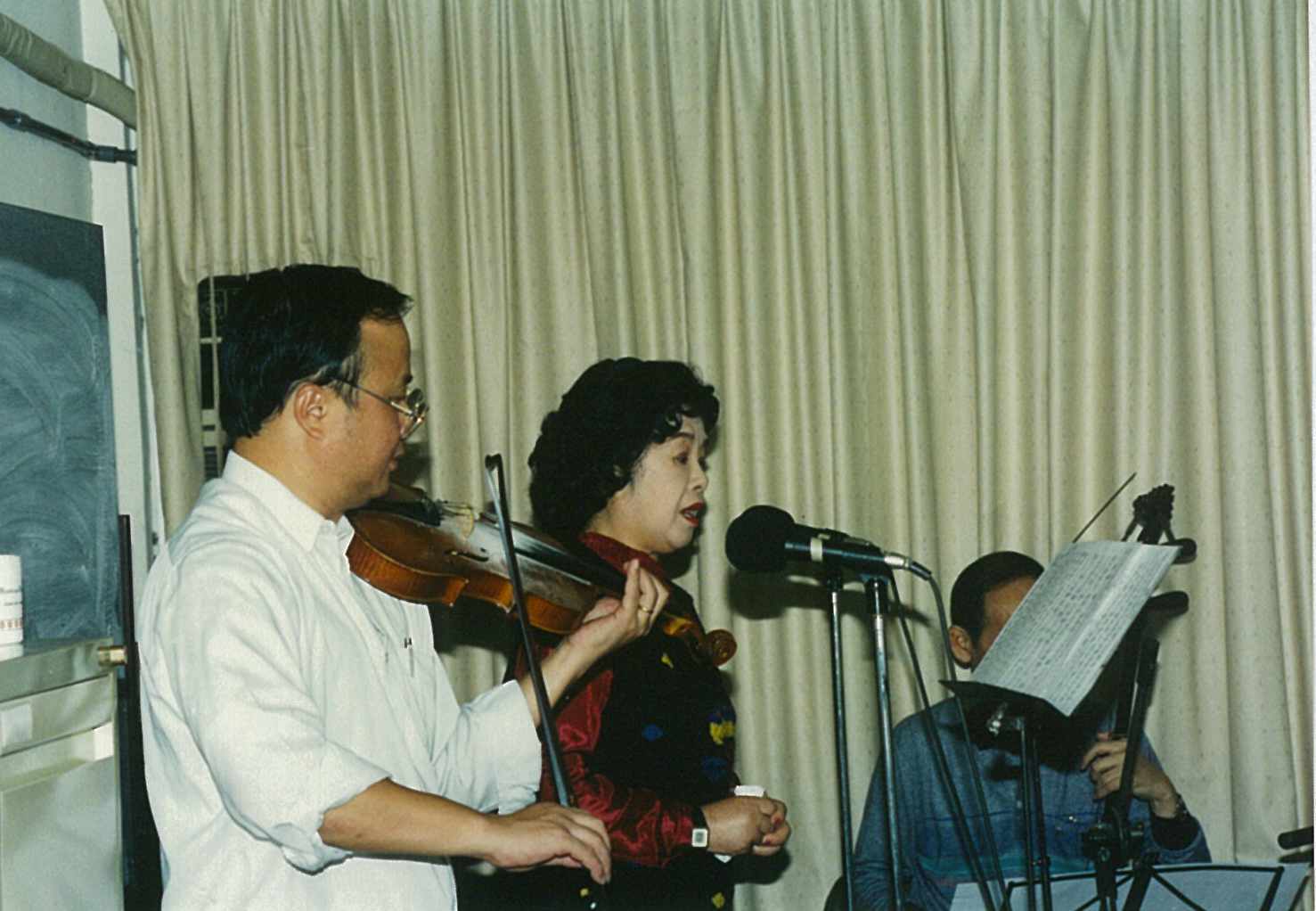 1993年, 以小提琴為冼劍麗排練唱曲